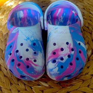 Child’s Crocs size 8 multi color very good condition.